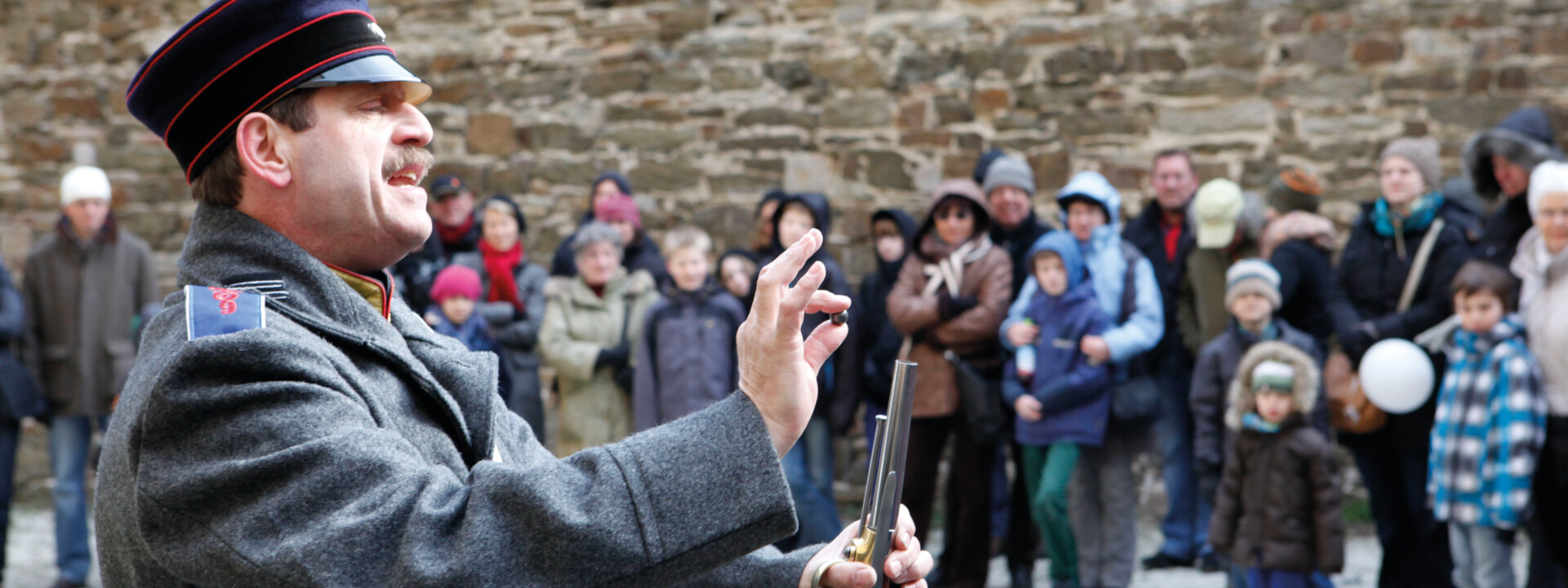 Festungsführung in Festung Ehrenbreitstein wo Führer die Funktionalität preussischer Waffen zeigt ©Koblenz-Touristik GmbH