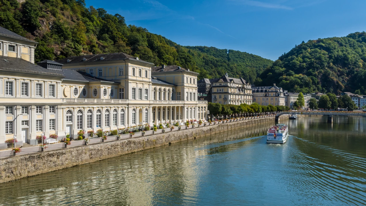 Blick auf Ufer in Bad Ems mit Passagierschiff auf der Lahn