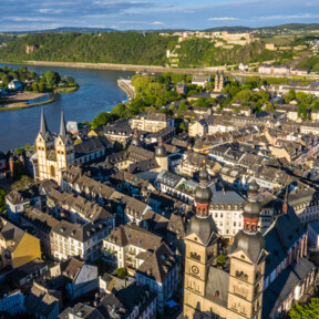 Luftaufnahme der Koblenzer Altstadt mit Liebfrauenkirche, Florinskirche, Altem Kauf- & Danzhaus, Basilika St. Kastor, Festung Ehrenbreitstein, Mosel, Rhein und Deutschem Eck © Koblenz-Touristik GmbH, Dominik Ketz