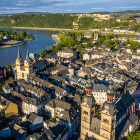 Luftaufnahme der Koblenzer Altstadt mit Liebfrauenkirche, Florinskirche, Altem Kauf- & Danzhaus, Basilika St. Kastor, Festung Ehrenbreitstein, Mosel, Rhein und Deutschem Eck ©Koblenz-Touristik GmbH, Dominik Ketz