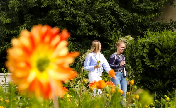 Zwei Mädels spazieren durch ein Tor in einem schönen Garten © Koblenz-Touristik, Johannes Bruchhof