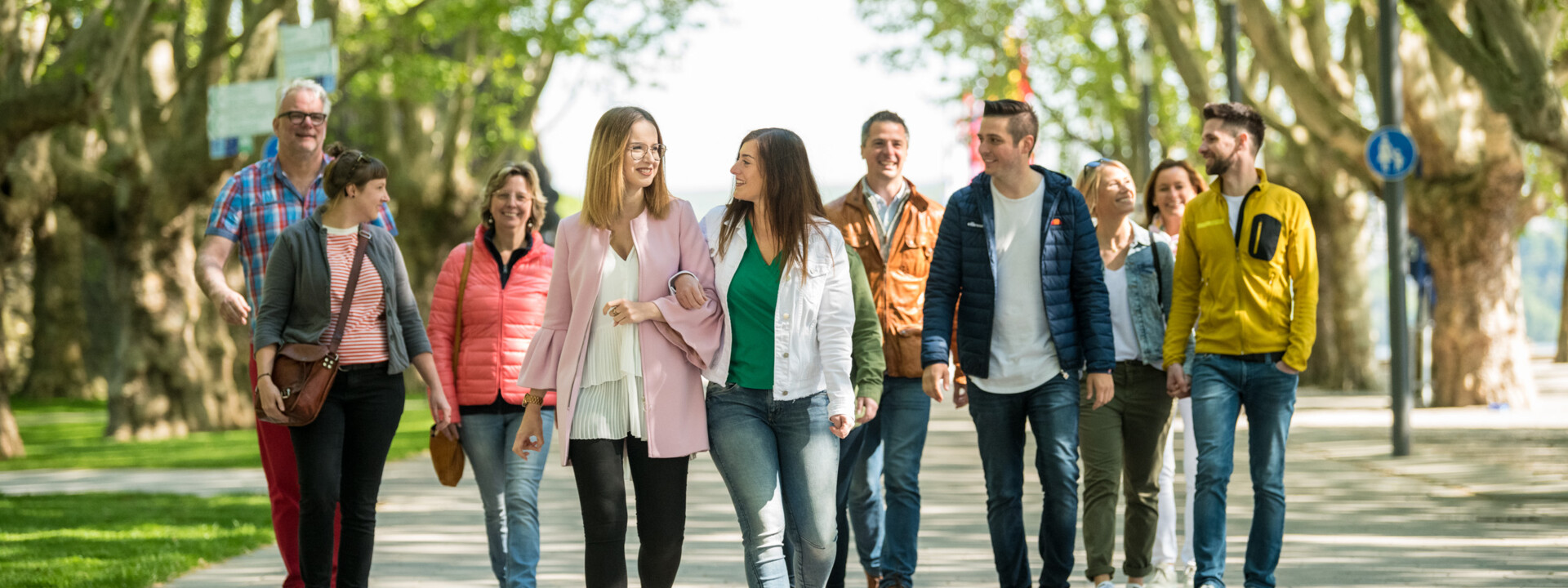 Gruppe geht durch die Rheinanlagen in Koblenz, rechts und links hohe Bäume © Koblenz-Touristik GmbH, Dominik Ketz Gruppe geht durch die Rheinanlagen in Koblenz, rechts und links hohe Bäume © Koblenz-Touristik GmbH, Dominik Ketz