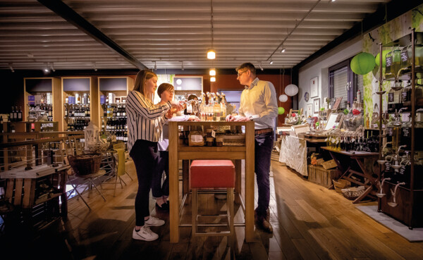 Group of 3 people tasting schnapps in the sales room of the distillery © Birkenhof Brennerei, J. Willwacher Group of 3 people tasting schnapps in the sales room of the distillery © Birkenhof Brennerei, J. Willwacher