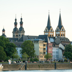 Skyline von Koblenz gesehen vom Moselufer mit mehreren Kirchtürmen ©Koblenz-Touristik GmbH, Dominik Ketz