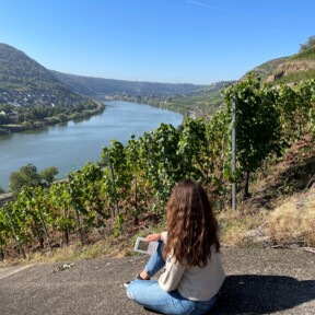 Frau sitzt in den Weinbergen bei Koblenz-Güls auf Stein und liest Buch ©Koblenz-Touristik