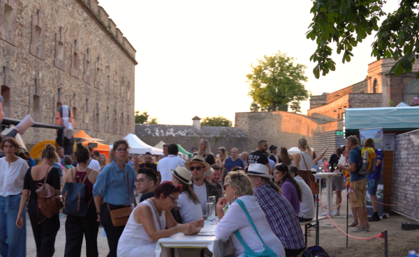 Menschenmenge bei dem Horizonte Festival im Innenhof der Festung Ehrenbreitstein © PlusPunktFilm