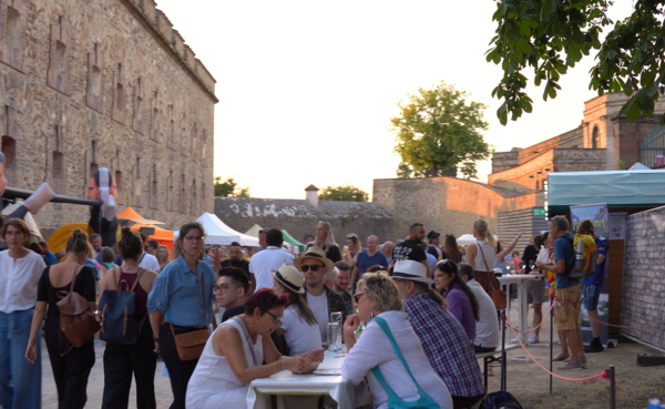 Menschenmenge bei dem Horizonte Festival im Innenhof der Festung Ehrenbreitstein ©PlusPunktFilm