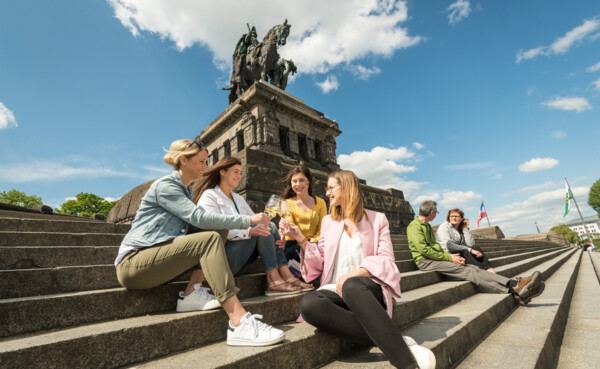 Mädels trinken Wein auf den Stufen des Deutschen Ecks © Koblenz-Touristik GmbH, Dominik Ketz