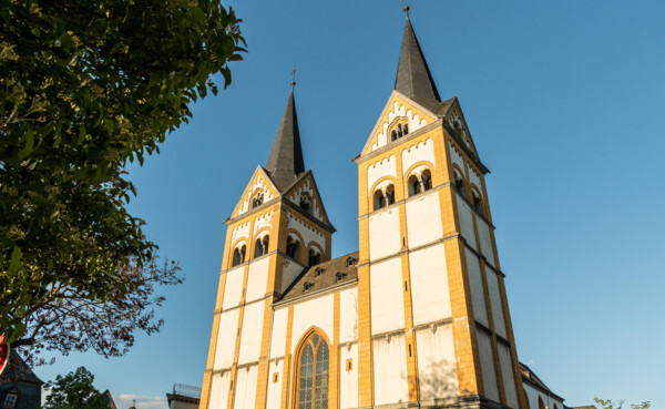 Die Florinskirche in Koblenz bei blauem Himmel ©Koblenz-Touristik GmbH