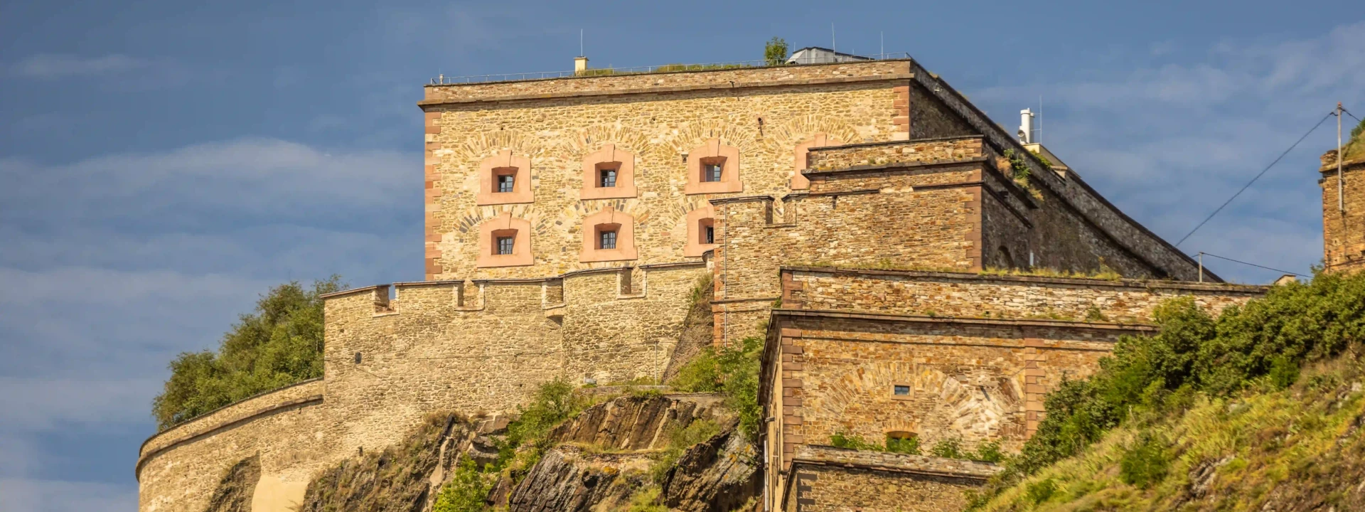 Muren van de Festung Ehrenbreitstein in de zomer &copy; Koblenz-Touristik GmbH, Dominik Ketz
