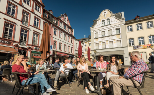 Gruppe sitzt zusammen auf dem Jesuitenplatz in Koblenz ©Koblenz-Touristik GmbH, Dominik Ketz