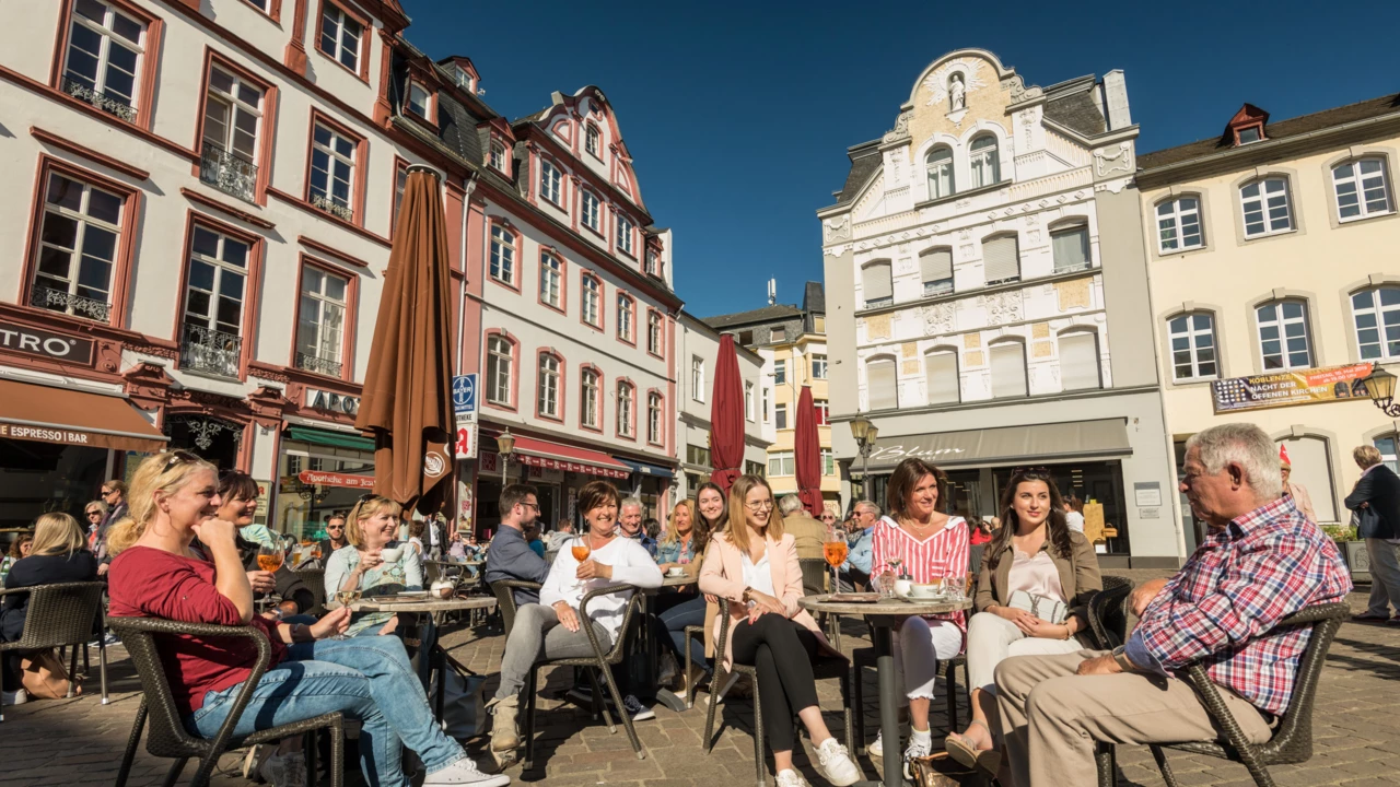 Gruppe sitzt zusammen auf dem Jesuitenplatz in Koblenz