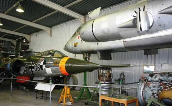 Alte Kampfjets in der Wehrtechnische Studiensammlung in Koblenz