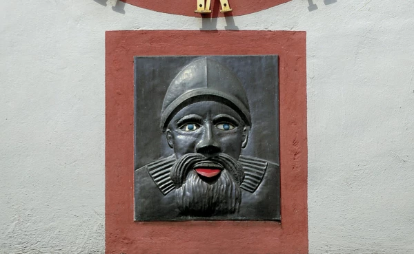 Der Koblenzer Augenroller unter einer Uhr an der Wand
