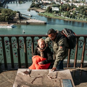 © Janko.Media Besucher*innen sehen sich 3-D-Modell der Festung Ehrenbreitstein an © Janko.Media