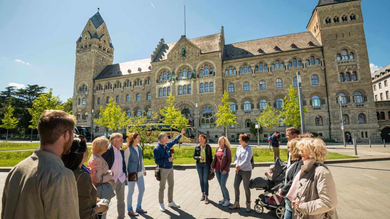 Führungsgruppe vor dem Preußischen Regierungsgebäude in Koblenz