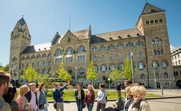 F&uuml;hrungsgruppe vor dem Preu&szlig;ischen Regierungsgeb&auml;ude in Koblenz &copy; Koblenz-Touristik GmbH, Dominik Ketz