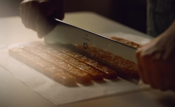 Karamell von Fr&auml;ulein Diehl wird geschnitten &copy; Philip Bruederle 