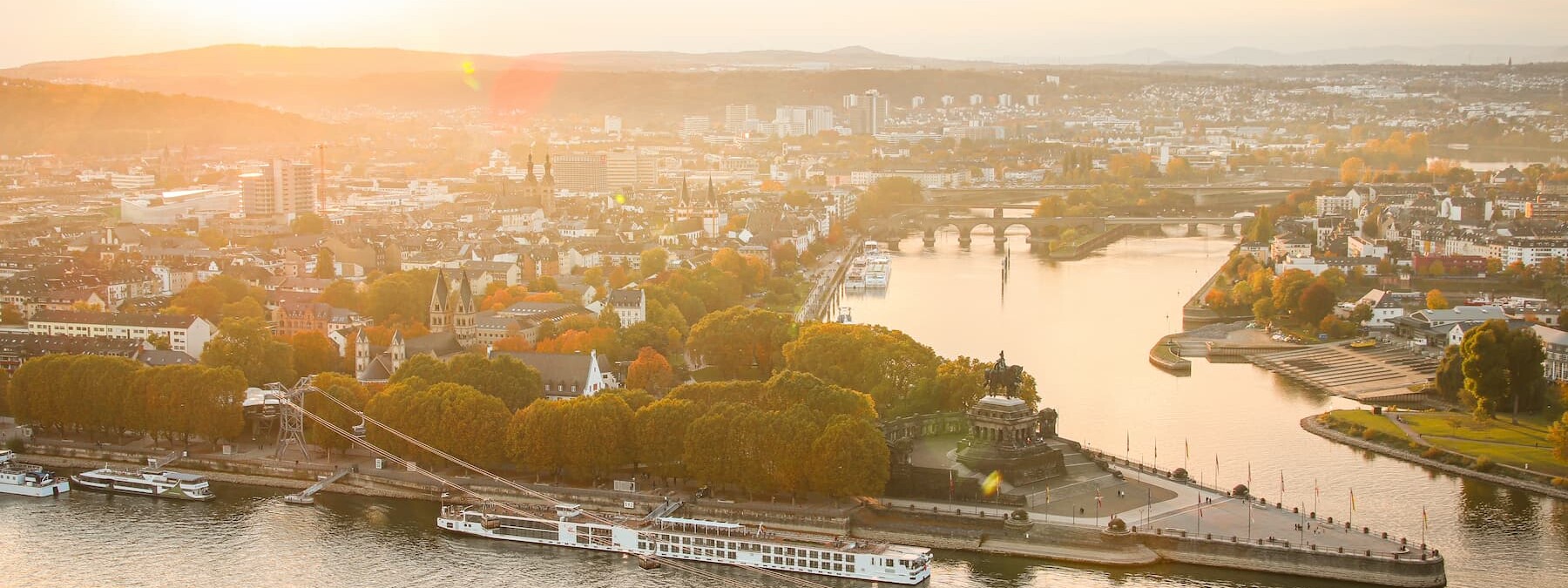 Koblenz im Herbst mit Altstadt, Seilbahn und Deutsches Eck © Johannes Bruchhof  © Johannes Bruchhof