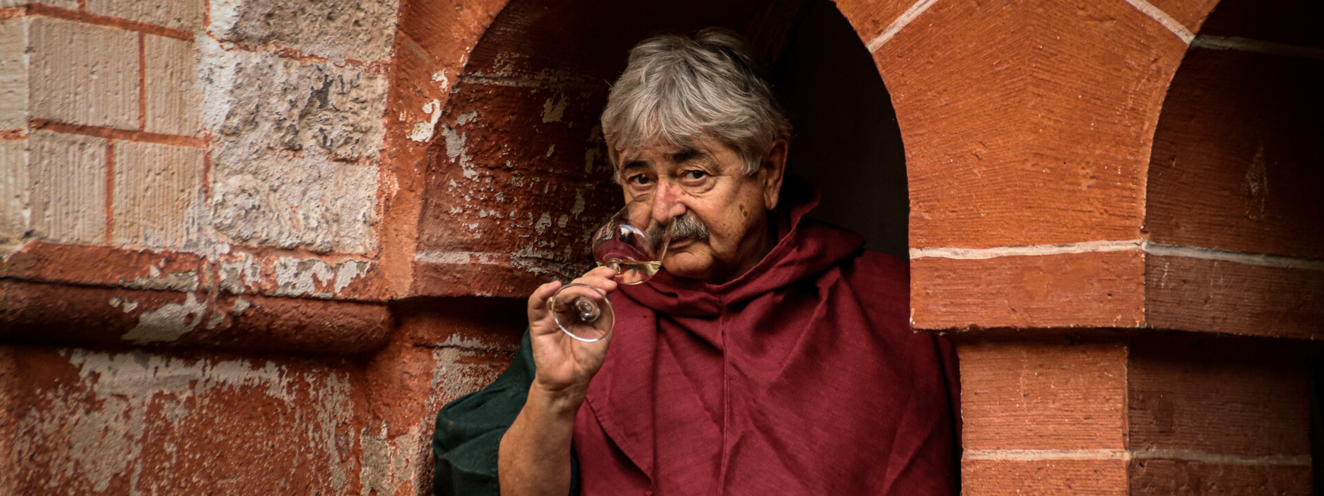 Der Weinknecht Kalle Grundmann mit einem Glas Wein an der Florinskirche  ©Koblenz-Touristik GmbH, Johannes Bruchhof 