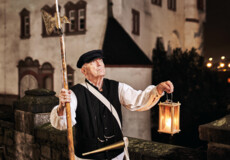Stadtführer, bekleidet als früherer Nachtwächter, hält Laterne und Hellebarde vor der Alten Burg in Koblenz © Koblenz-Touristik GmbH, Picture Colada Stadtführer, bekleidet als früherer Nachtwächter, hält Laterne und Hellebarde vor der Alten Burg in Koblenz © Koblenz-Touristik GmbH, Picture Colada