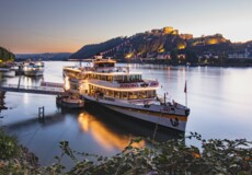 Passagierschiff MS Goethe am Abend auf dem Rhein mit der Festung Ehrenbreitstein im Hintergrund  &copy; Koblenz-Touristik, Johannes Bruchhof