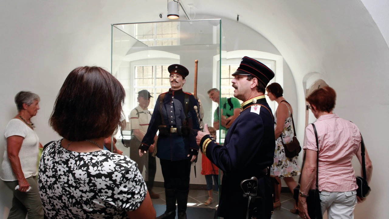 Verkleideter Führer redet mit einer Führungsgruppe im Museum