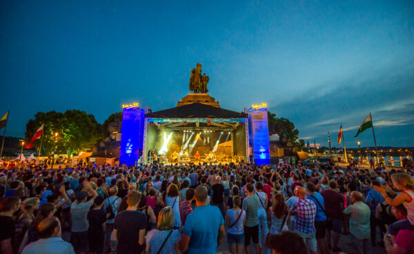 Bühne am Deutschen Eck während des Koblenzer Sommerfestes zu "Rhein in Flammen" ©Koblenz-Touristik GmbH, Artur Lik