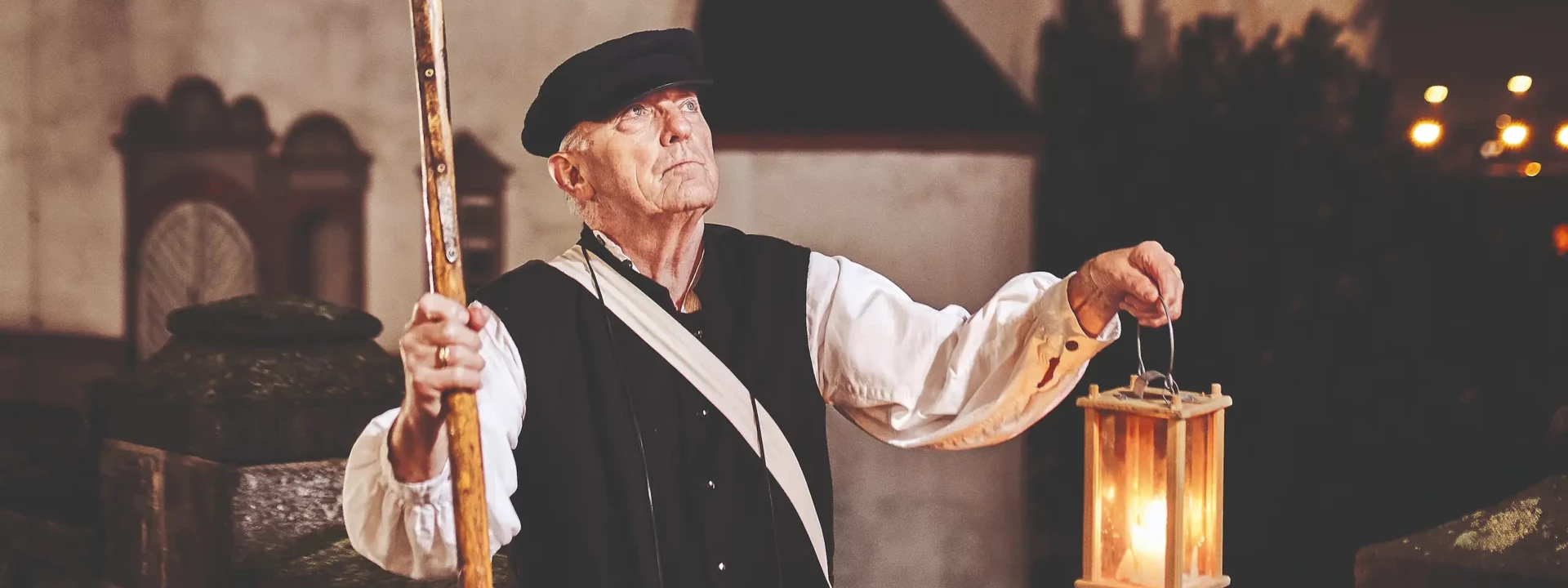 City guide, dressed as a former night watchman, holds a lantern and halberd in front of the Old Castle in Koblenz © Koblenz-Touristik GmbH, Picture Colada City guide, dressed as a former night watchman, holds a lantern and halberd in front of the Old Castle in Koblenz © Koblenz-Touristik GmbH, Picture Colada