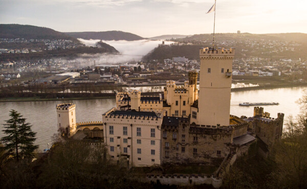 Luftaufnahme vom Schloss Stolzenfels mit dem Rhein und der Stadt Lahnstein im Hintergrund ©Koblenz-Touristik GmbH, Christian Görtz