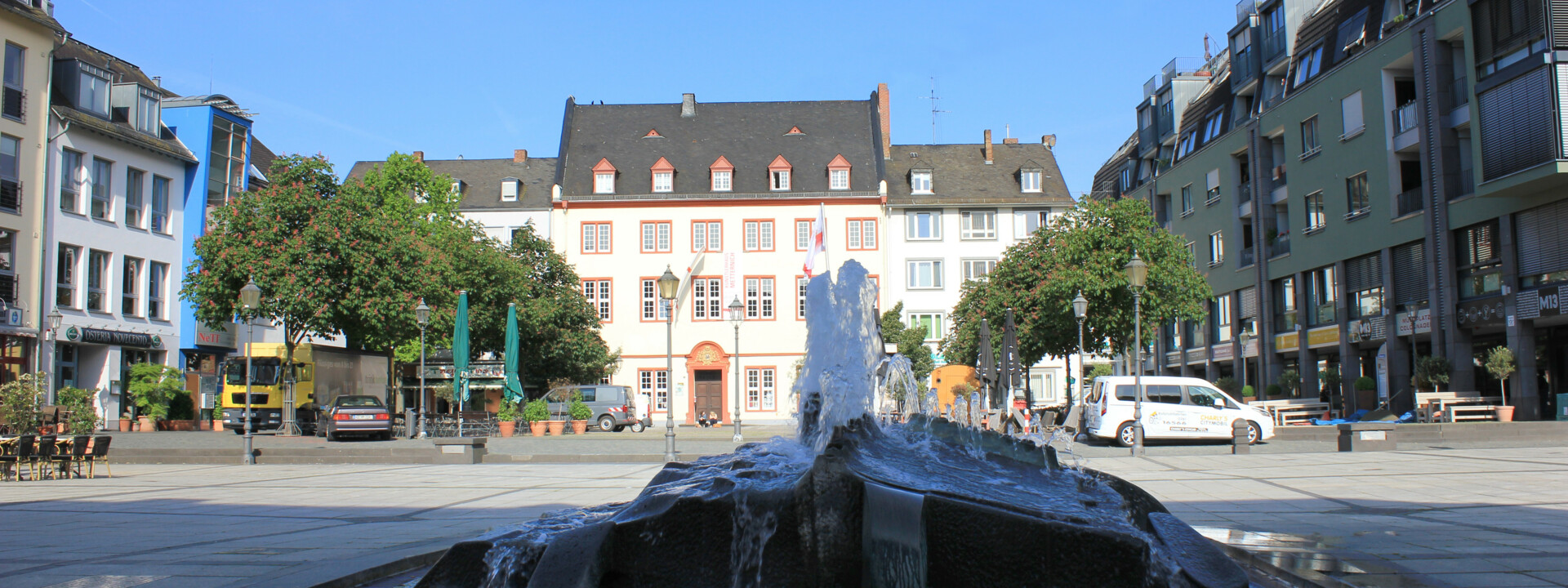 Brunnen auf dem Münzplatz mit Haus Metternich und Geschäfte im Hintergrund ©Koblenz-Touristik GmbH