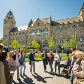 Führungsgruppe vor dem Preußischen Regierungsgebäude in Koblenz © Koblenz-Touristik GmbH, Dominik Ketz