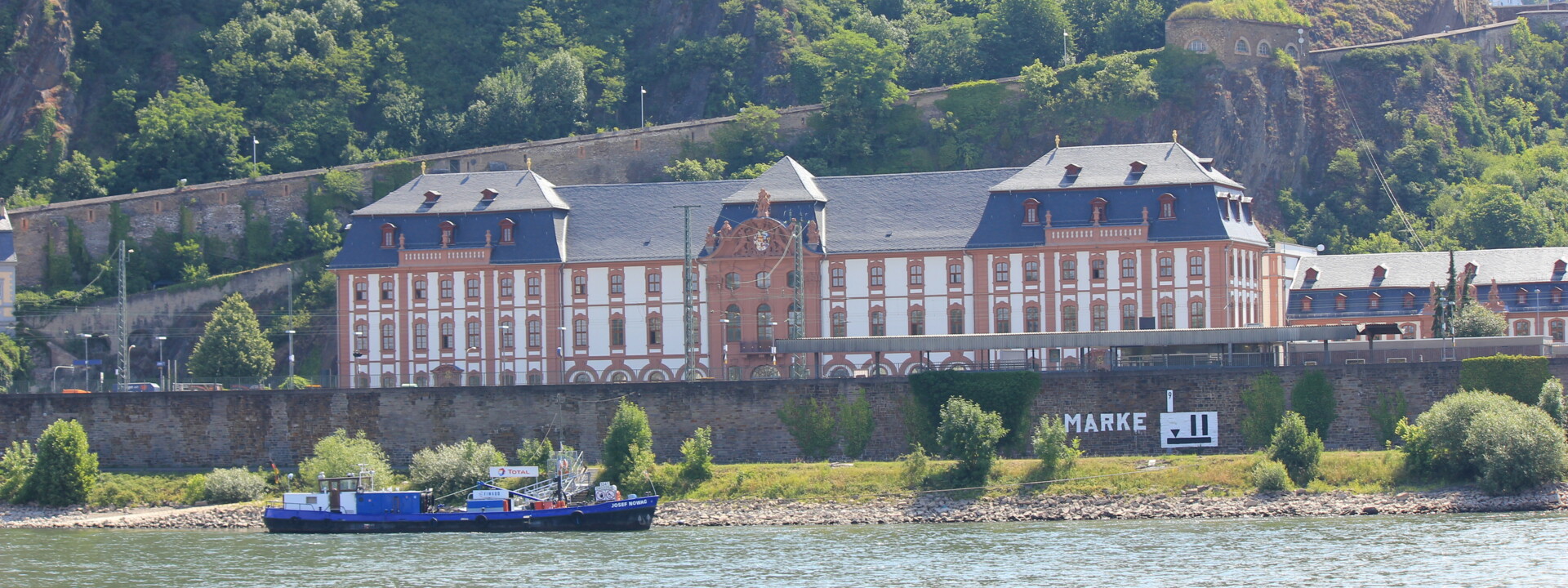Dikasterialgebäude am Rheinufer vor der Festung Ehrenbreitstein mit dem Rhein im Vordergrund ©Koblenz-Touristik GmbH
