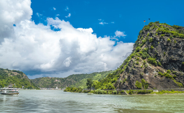 Loreleyfelsen mit einem Schiff auf dem Rhein im Vordergrund ©