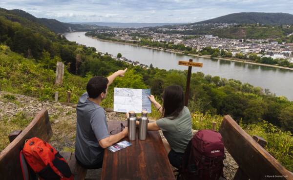 Wanderer blicken auf das Obere Mittelrheintal ©Ryne und Denise Cook