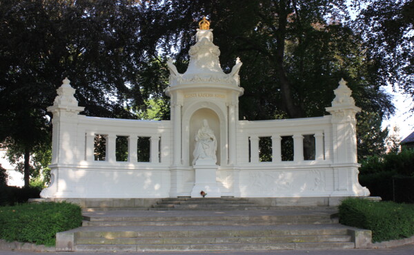 Kaiserin Augusta Denkmal an den Rheinanlagen umgeben von Bäumen © Koblenz-Touristik GmbH