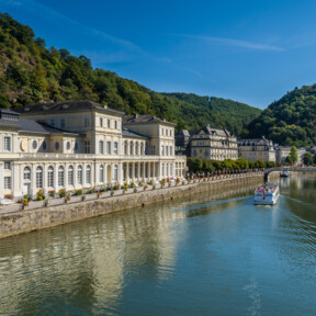 Blick auf Ufer in Bad Ems mit Passagierschiff auf der Lahn © Dominik Ketz