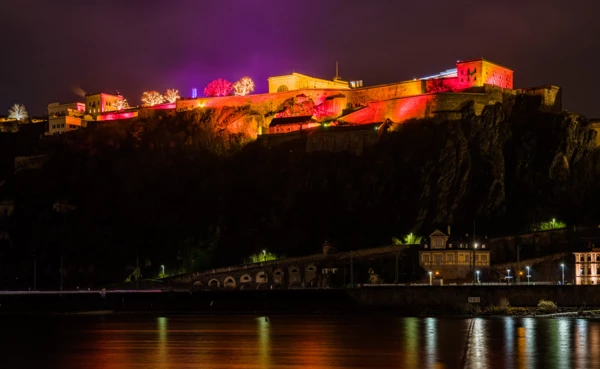 Beleuchtete Festung Ehrenbreitstein, im Vordergrund der Rhein