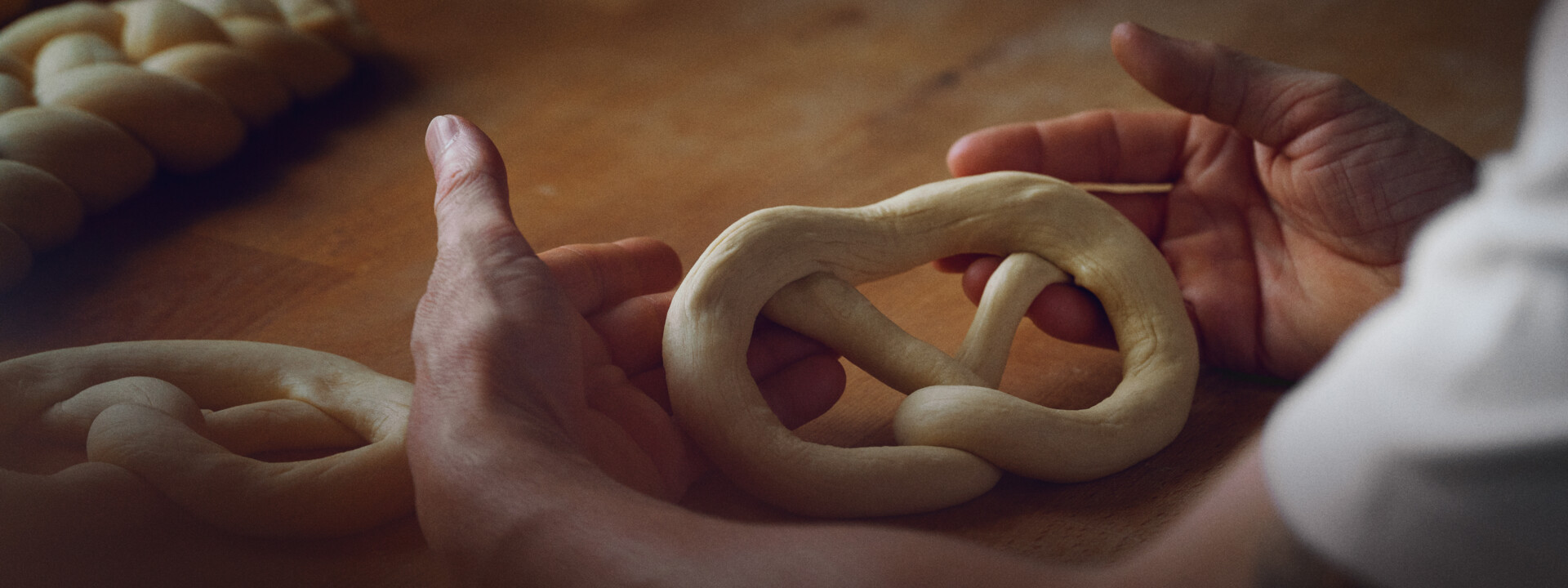 Brezel wird geformt © Philip Bruederle 