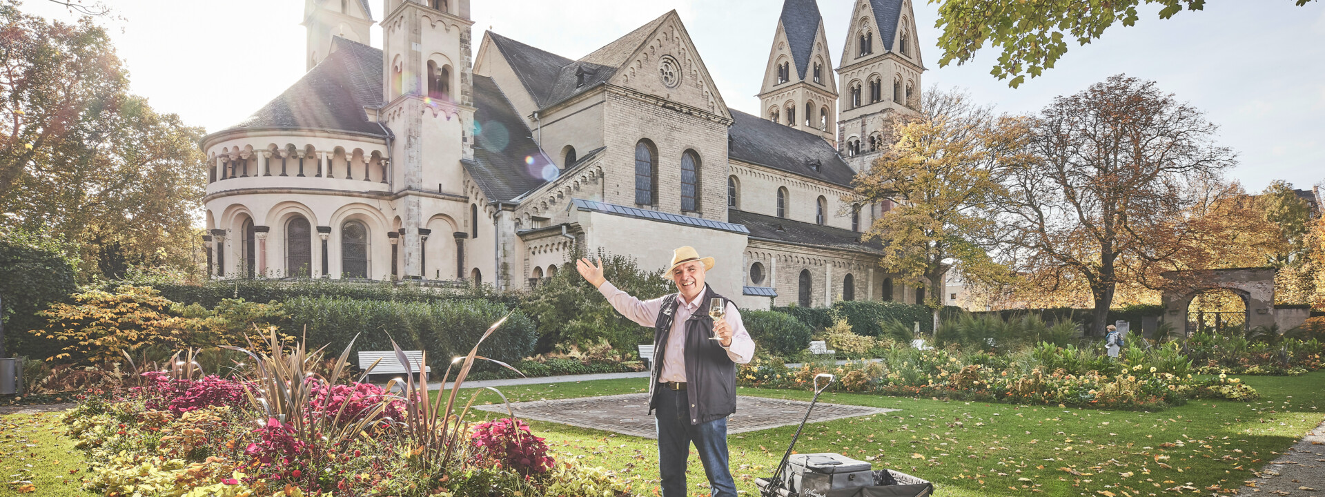 Gästeführer mit Bollerwagen vor der Basilika St. Kastor im Blumenhof  ©Koblenz-Touristik GmbH, Picture Colada 