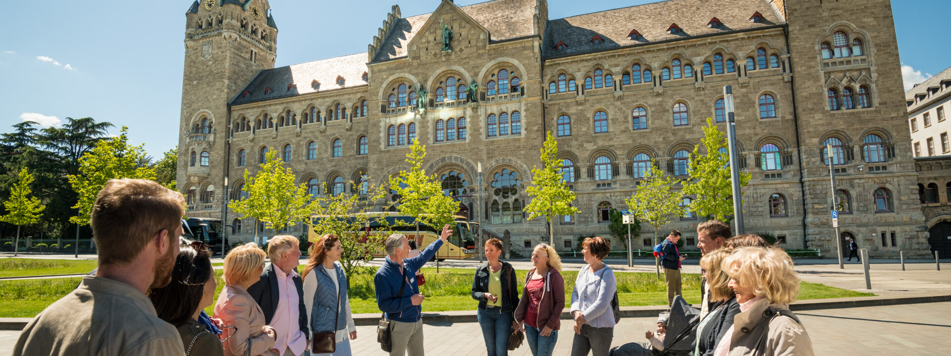 Führungsgruppe vor dem Preußischen Regierungsgebäude in Koblenz ©Koblenz-Touristik GmbH, Dominik Ketz Führungsgruppe vor dem Preußischen Regierungsgebäude in Koblenz ©Koblenz-Touristik GmbH, Dominik Ketz