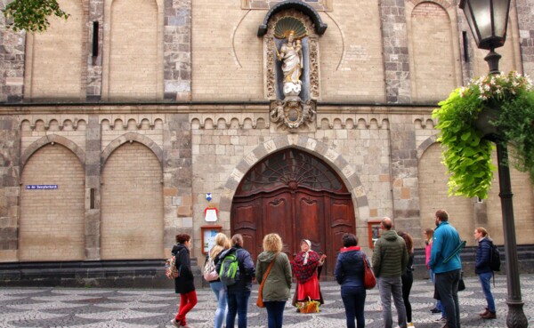 Führungsgruppe steht vor einer Kirche bei der Heilije, Hexe, Huckeweiwer Führung © Koblenz-Touristik GmbH, Johannes Bruchhof 