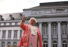 Stadtführer in Kostüm vor dem Kurfürstlichen Schloss in Koblenz