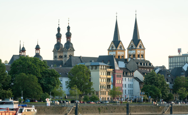 Skyline von Koblenz gesehen vom Moselufer mit mehreren Kirchtürmen zu sehen ©Koblenz-Touristik GmbH, Dominik Ketz