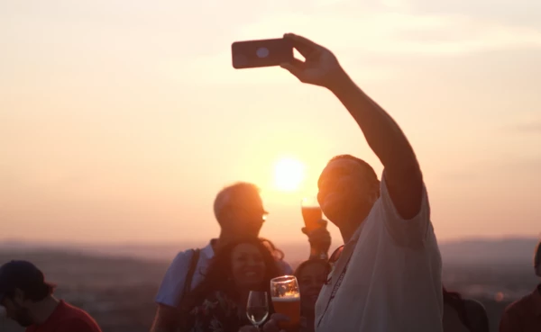 Horizonte Weltmusikfestival 2022 © PlusPunktFilm Mann macht von sich ein Selfie, im Hintergrund Sonnenuntergang © PlusPunktFilm
