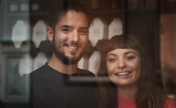Lucien Krempel und Franka Rössel lachen in die Kamera © Philip Bruederle 