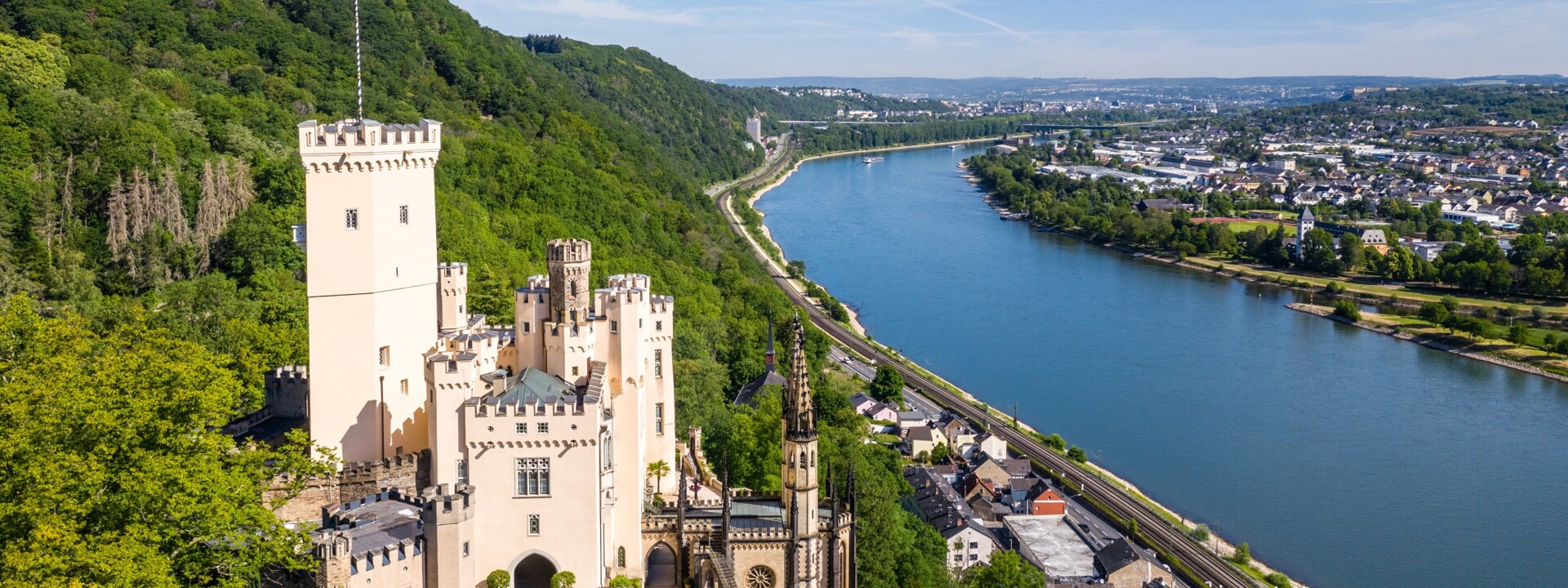 Schloss Stolzenfels mit dem Rhein im Hintergrund ©Koblenz-Touristik GmbH, Dominik Ketz 