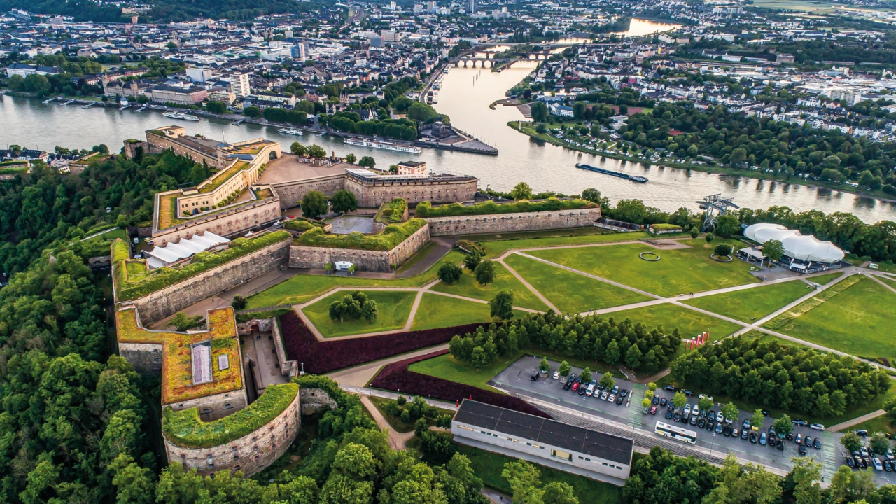Luftaufnahme von Festung Ehrenbreitstein mit dem Deutschen Eck, Rhein, Mosel und Stadt Koblenz im Hintergrund