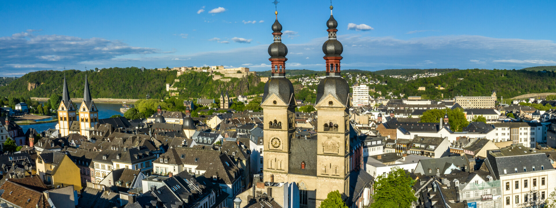 Luftaufnahme der Koblenzer Altstadt mit Liebfrauenkirche im Vordergrund und Florinskirche, Altstadt und Festung Ehrenbreitstein im Hintergrund ©Koblenz-Touristik GmbH, Dominik Ketz