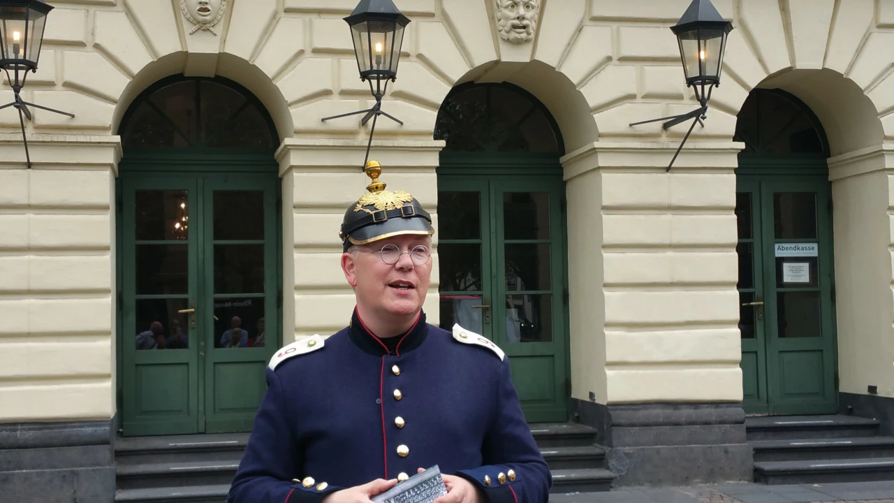 Gästeführer Manfred Böckling als Preußischer Soldat vor dem Stadttheater